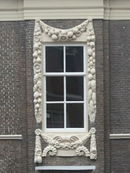 <p>De locatie van de entreepartij aan de binnenplaats met de entreepartij op de middenas. De binnenplaats is nu voor het grootste deel overdekt en daardoor niet meer als zodanig beleefbaar. [Daan Wennips]</p>
